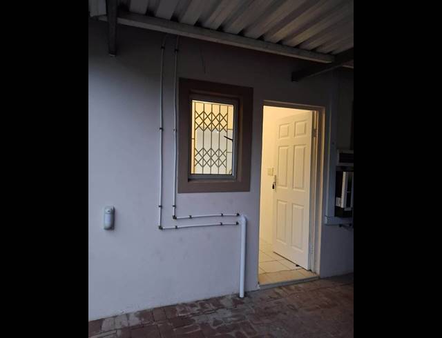 1 BEDROOM FLAT TO LET IN COWIES HILL